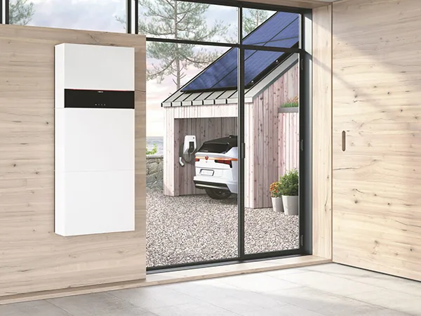 Wallbox lädt ein Elektroauto mit Solarstrom in Dresden